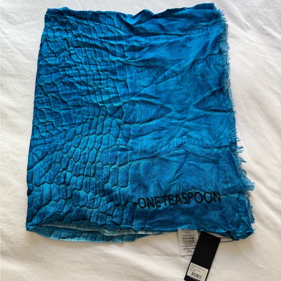 One Teaspoon NWT Viscose Scarf Blue Animal Print - Picture 7 of 7